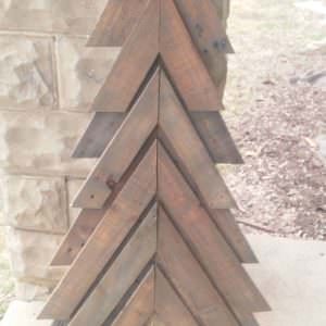 1001pallets.com-pallet-chevron-christmas-tree