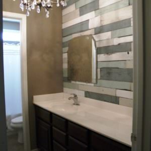 1001pallets.com-recycled-pallets-as-bathroom-wall-01