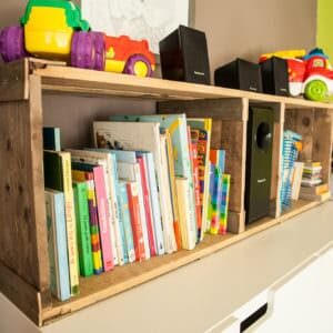 1001pallets.com-rustic-pallet-bookshelves-for-kid-s-room-etagere-rustique-en-bois-de-palettes-06