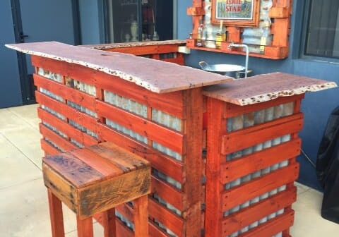 1001pallets.com-rustic-outdoor-bar-area-made-from-pallets-shipping-cratesrecycled-wood-and-old-tin