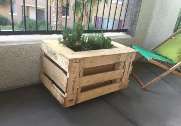 1001pallets.com-self-watering-portable-planter-box