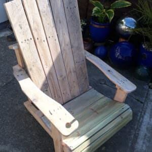 1001pallets.com-standard-pallet-adirondack-chair-made-using-jigsaw-02