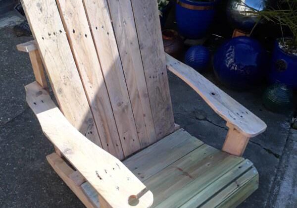 1001pallets.com-standard-pallet-adirondack-chair-made-using-jigsaw-02