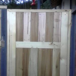 1001pallets.com-made-a-gate-from-a-pallet-that-was-heavily-damaged