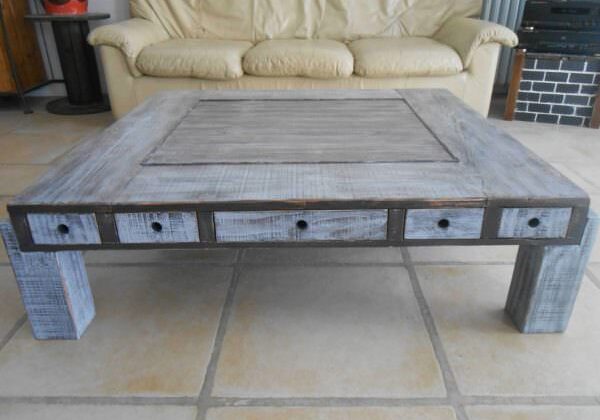 1001pallets.com-table-basse-avec-ossature-palette-reconstitue-et-pin-douglas-recupere-sur-une-palissade
