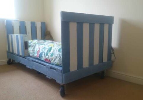 1001pallets.com-transitional-children-s-pallet-bed-on-wheels-01