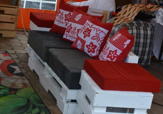 1001pallets.com-unique-pallet-sofa-with-red-cushions-01