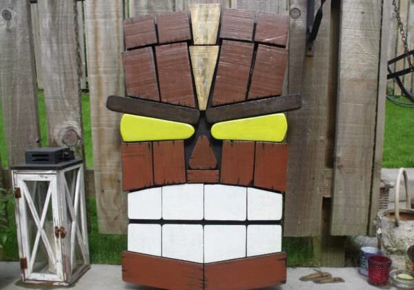 1001pallets.com-tikki-wall-art-made-from-pallet-off-cuts1