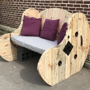 1001pallets.com-upcycled-cable-spool-garden-bench-salon-de-jardin-03