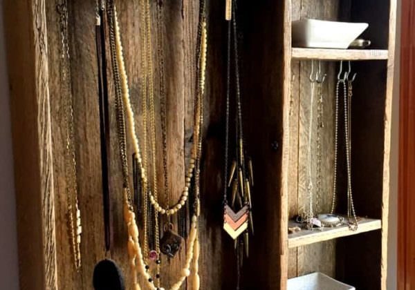 1001pallets.com-wall-mounted-jewelry-box-02
