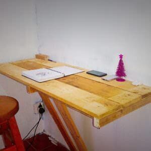 1001pallets.com-wall-mounted-pallet-office-desk