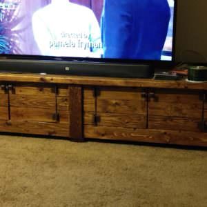1001pallets.com-woodburned-pallet-tv-stand-for-large-screens-01