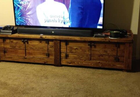 1001pallets.com-woodburned-pallet-tv-stand-for-large-screens-01